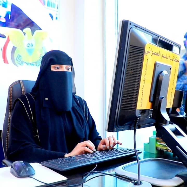 صورة من معرض مكاتب باسم العصواني